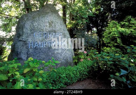 Pierre tombale et tombe du novaliste allemand, Gerhart Hauptmann, Hiddensee Allemagne Banque D'Images