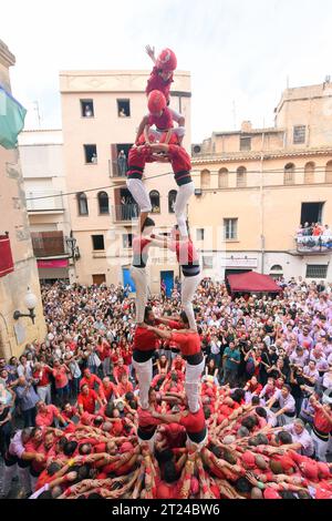 Vendrell, Espagne. 15 octobre 2023. Les Castellers du groupe Nens del Vendrell élèvent une tour humaine lors de la Fira de Santa Teresa 2023 à Vendrell. Depuis le 18e siècle, les Castellers de Catalogne construisent des tours humaines spectaculaires. Ces châteaux humains sont traditionnellement construits pendant les fêtes de la région. Intangible de l'humanité. Depuis 2010, les Castellers sont reconnus patrimoine culturel immatériel de l'humanité par l'UNESCO. Crédit : SOPA Images Limited/Alamy Live News Banque D'Images