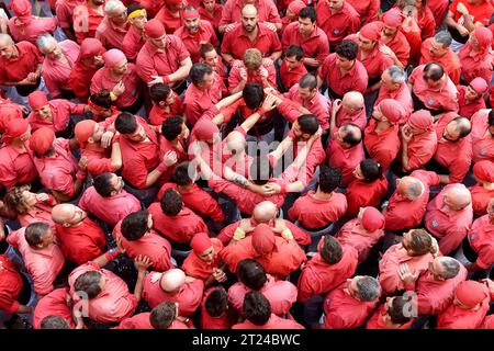 Vendrell, Espagne. 15 octobre 2023. Les Castellers du groupe Nens del Vendrell préparent une base de soutien pour leurs compagnons pour construire une tour humaine lors de la Fira de Santa Teresa 2023 à Vendrell. Depuis le 18e siècle, les Castellers de Catalogne construisent des tours humaines spectaculaires. Ces châteaux humains sont traditionnellement construits pendant les fêtes de la région. Intangible de l'humanité. Depuis 2010, les Castellers sont reconnus patrimoine culturel immatériel de l'humanité par l'UNESCO. Crédit : SOPA Images Limited/Alamy Live News Banque D'Images