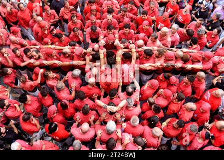 Vendrell, Espagne. 15 octobre 2023. Les Castellers du groupe Nens del Vendrell préparent une base de soutien pour leurs compagnons pour construire une tour humaine lors de la Fira de Santa Teresa 2023 à Vendrell. Depuis le 18e siècle, les Castellers de Catalogne construisent des tours humaines spectaculaires. Ces châteaux humains sont traditionnellement construits pendant les fêtes de la région. Intangible de l'humanité. Depuis 2010, les Castellers sont reconnus patrimoine culturel immatériel de l'humanité par l'UNESCO. Crédit : SOPA Images Limited/Alamy Live News Banque D'Images