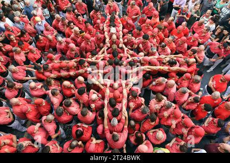 Vendrell, Espagne. 15 octobre 2023. Les Castellers du groupe Nens del Vendrell préparent une base de soutien pour leurs compagnons pour construire une tour humaine lors de la Fira de Santa Teresa 2023 à Vendrell. Depuis le 18e siècle, les Castellers de Catalogne construisent des tours humaines spectaculaires. Ces châteaux humains sont traditionnellement construits pendant les fêtes de la région. Intangible de l'humanité. Depuis 2010, les Castellers sont reconnus patrimoine culturel immatériel de l'humanité par l'UNESCO. Crédit : SOPA Images Limited/Alamy Live News Banque D'Images