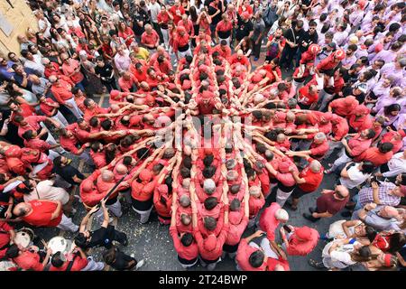 Vendrell, Espagne. 15 octobre 2023. Les Castellers du groupe Nens del Vendrell préparent une base de soutien pour leurs compagnons pour construire une tour humaine lors de la Fira de Santa Teresa 2023 à Vendrell. Depuis le 18e siècle, les Castellers de Catalogne construisent des tours humaines spectaculaires. Ces châteaux humains sont traditionnellement construits pendant les fêtes de la région. Intangible de l'humanité. Depuis 2010, les Castellers sont reconnus patrimoine culturel immatériel de l'humanité par l'UNESCO. Crédit : SOPA Images Limited/Alamy Live News Banque D'Images