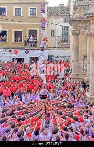 Vendrell, Espagne. 15 octobre 2023. Le groupe 'Colla Jove dels Xiquets de Tarragona' construit une tour humaine lors de la Fira de Santa Teresa 2023 à El Vendrell. Depuis le 18e siècle, les Castellers de Catalogne construisent des tours humaines spectaculaires. Ces châteaux humains sont traditionnellement construits pendant les fêtes de la région. Intangible de l'humanité. Depuis 2010, les Castellers sont reconnus patrimoine culturel immatériel de l'humanité par l'UNESCO. Crédit : SOPA Images Limited/Alamy Live News Banque D'Images