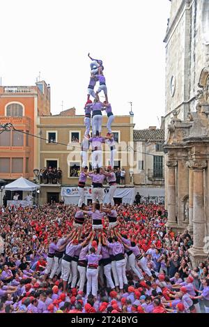 Vendrell, Espagne. 15 octobre 2023. Le groupe 'Colla Jove dels Xiquets de Tarragona' construit une tour humaine lors de la Fira de Santa Teresa 2023 à El Vendrell. Depuis le 18e siècle, les Castellers de Catalogne construisent des tours humaines spectaculaires. Ces châteaux humains sont traditionnellement construits pendant les fêtes de la région. Intangible de l'humanité. Depuis 2010, les Castellers sont reconnus patrimoine culturel immatériel de l'humanité par l'UNESCO. Crédit : SOPA Images Limited/Alamy Live News Banque D'Images