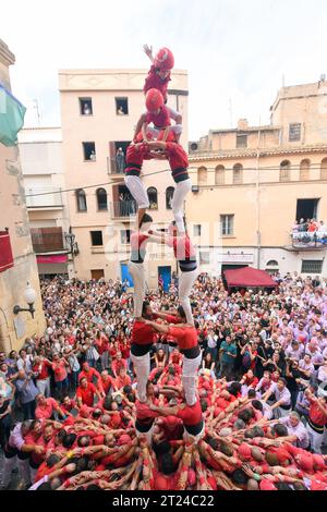 Vendrell, Espagne. 15 octobre 2023. Les Castellers du groupe Nens del Vendrell élèvent une tour humaine lors de la Fira de Santa Teresa 2023 à Vendrell. Depuis le 18e siècle, les Castellers de Catalogne construisent des tours humaines spectaculaires. Ces châteaux humains sont traditionnellement construits pendant les fêtes de la région. Intangible de l'humanité. Depuis 2010, les Castellers sont reconnus patrimoine culturel immatériel de l'humanité par l'UNESCO. (Photo Ramon Costa/SOPA Images/Sipa USA) crédit : SIPA USA/Alamy Live News Banque D'Images