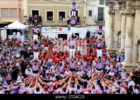 Vendrell, Espagne. 15 octobre 2023. Le groupe 'Colla Jove dels Xiquets de Tarragona' construit une tour humaine lors de la Fira de Santa Teresa 2023 à El Vendrell. Depuis le 18e siècle, les Castellers de Catalogne construisent des tours humaines spectaculaires. Ces châteaux humains sont traditionnellement construits pendant les fêtes de la région. Intangible de l'humanité. Depuis 2010, les Castellers sont reconnus patrimoine culturel immatériel de l'humanité par l'UNESCO. (Photo Ramon Costa/SOPA Images/Sipa USA) crédit : SIPA USA/Alamy Live News Banque D'Images