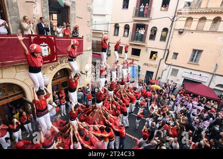 Vendrell, Espagne. 15 octobre 2023. Les Castellers du groupe Nens del Vendrell préparent, plusieurs piliers de tours humaines ensemble lors de la Fira de Santa Teresa 2023 à Vendrell. Depuis le 18e siècle, les Castellers de Catalogne construisent des tours humaines spectaculaires. Ces châteaux humains sont traditionnellement construits pendant les fêtes de la région. Intangible de l'humanité. Depuis 2010, les Castellers sont reconnus patrimoine culturel immatériel de l'humanité par l'UNESCO. (Photo Ramon Costa/SOPA Images/Sipa USA) crédit : SIPA USA/Alamy Live News Banque D'Images