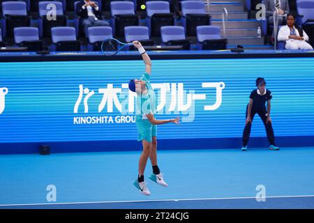 Tokyo, Japon. 17 octobre 2023. Jack DRAPER (GBR) sert contre Alex DE MINAUR (AUS) lors de leur match en simple lors de la deuxième journée du Kinoshita Group Japan Open tennis Championships 2023 au Ariake Coliseum. Il s'agit du tournoi ATP Tour le plus ancien en Asie, organisé pour la première fois en 1972. Le tournoi se déroule du 16 au 22 octobre. (Image de crédit : © Rodrigo Reyes Marin/ZUMA Press Wire) USAGE ÉDITORIAL SEULEMENT! Non destiné à UN USAGE commercial ! Crédit : ZUMA Press, Inc./Alamy Live News Banque D'Images