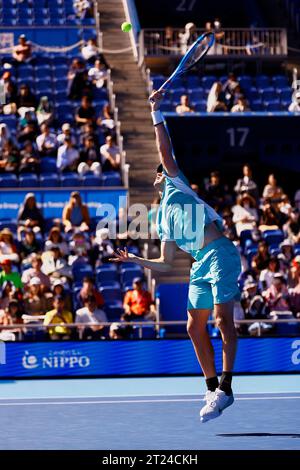 Tokyo, Japon. 17 octobre 2023. Jack DRAPER (GBR) sert contre Alex DE MINAUR (AUS) lors de leur match en simple lors de la deuxième journée du Kinoshita Group Japan Open tennis Championships 2023 au Ariake Coliseum. Il s'agit du tournoi ATP Tour le plus ancien en Asie, organisé pour la première fois en 1972. Le tournoi se déroule du 16 au 22 octobre. (Image de crédit : © Rodrigo Reyes Marin/ZUMA Press Wire) USAGE ÉDITORIAL SEULEMENT! Non destiné à UN USAGE commercial ! Crédit : ZUMA Press, Inc./Alamy Live News Banque D'Images