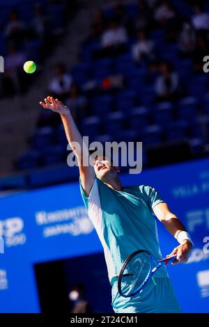 Tokyo, Japon. 17 octobre 2023. Jack DRAPER (GBR) sert contre Alex DE MINAUR (AUS) lors de leur match en simple lors de la deuxième journée du Kinoshita Group Japan Open tennis Championships 2023 au Ariake Coliseum. Il s'agit du tournoi ATP Tour le plus ancien en Asie, organisé pour la première fois en 1972. Le tournoi se déroule du 16 au 22 octobre. (Image de crédit : © Rodrigo Reyes Marin/ZUMA Press Wire) USAGE ÉDITORIAL SEULEMENT! Non destiné à UN USAGE commercial ! Crédit : ZUMA Press, Inc./Alamy Live News Banque D'Images