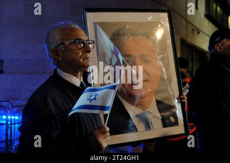 Londres, Royaume-Uni. 16 octobre 2023. Des centaines d'Israéliens britanniques ont participé à un rassemblement organisé par l'Assemblée nationale juive pour protester contre les préjugés dans la couverture des nouvelles. L'organisation a également souligné que le Hamas n'était pas décrit comme des terroristes par la BBC, après l'assaut contre Israël, dans lequel 1200 personnes ont été tuées par des militants et 199 enlevées, et les a accusés d'être sélectifs dans l'application de ce terme. Crédit : Photographie de onzième heure / Alamy Live News Banque D'Images