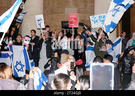 Londres, Royaume-Uni. 16 octobre 2023. Des centaines d'Israéliens britanniques ont participé à un rassemblement organisé par l'Assemblée nationale juive pour protester contre les préjugés dans la couverture des nouvelles. L'organisation a également souligné que le Hamas n'était pas décrit comme des terroristes par la BBC, après l'assaut contre Israël, dans lequel 1200 personnes ont été tuées par des militants et 199 enlevées, et les a accusés d'être sélectifs dans l'application de ce terme. Crédit : Photographie de onzième heure / Alamy Live News Banque D'Images