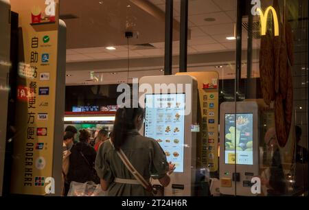 Kiosques à commande automatique dans le restaurant McDonald's, Hong Kong, Chine. Banque D'Images