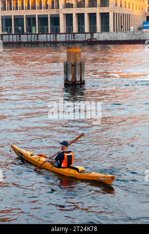 Ramer un canoë à Copenhague Banque D'Images