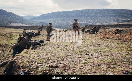 Les Marines américains avec Charlie Company, Battalion Landing Team 1/6, 26th Marine Expeditionary Unit (Special Operations Capable) (MEU(SOC)), se sont rendus sous couvert lors d'une répétition dans le cadre d'une formation bilatérale aux côtés de l'armée espagnole au camp d'entraînement de Sierra Del Retin, Espagne, le 4 octobre 2023. L'USS Mesa Verde, affecté au Bataan Amphibious Ready Group et embarqué 26th Marine Expeditionary Unit (Special Operations capable) (MEU(SOC)), sous le commandement et le contrôle de la Task Force 61/2, est en déploiement programmé dans la zone d'opérations des forces navales américaines en Europe, employée par U.S. Sixt Banque D'Images