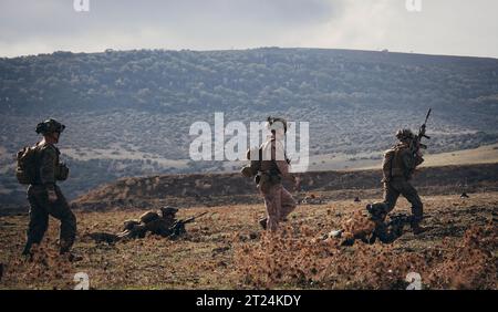 Les Marines américains avec Charlie Company, Battalion Landing Team 1/6, 26th Marine Expeditionary Unit (Special Operations Capable) (MEU(SOC)), se sont rendus sous couvert lors d'une répétition dans le cadre d'une formation bilatérale aux côtés de l'armée espagnole au camp d'entraînement de Sierra Del Retin, Espagne, le 4 octobre 2023. L'USS Mesa Verde, affecté au Bataan Amphibious Ready Group et embarqué 26th Marine Expeditionary Unit (Special Operations capable) (MEU(SOC)), sous le commandement et le contrôle de la Task Force 61/2, est en déploiement programmé dans la zone d'opérations des forces navales américaines en Europe, employée par U.S. Sixt Banque D'Images