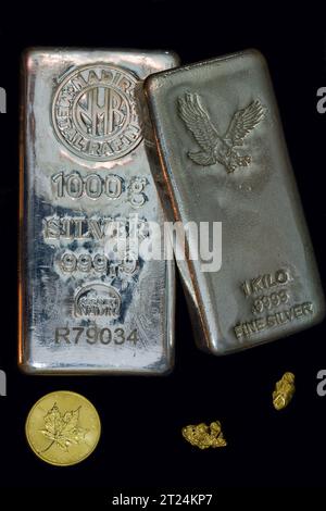 Deux barres kilo Silver Bullion - une once Gold Round - deux Nuggets d'or naturel Banque D'Images