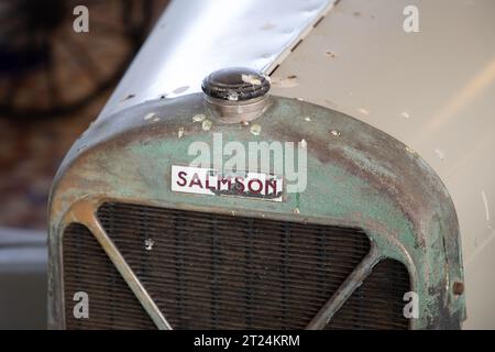 Talmont , France - 10 09 2023 : Salmson grill marque de texte et logo signe sur la voiture vintage modèle ancien véhicule de luxe français Banque D'Images
