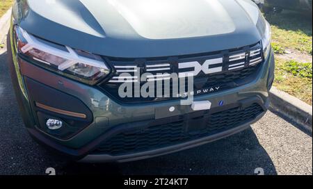 Bordeaux , France - 10 06 2023 : Dacia stepway Jogger voiture Roumanie texte de marque constructeur et nouveau logo de signe Banque D'Images