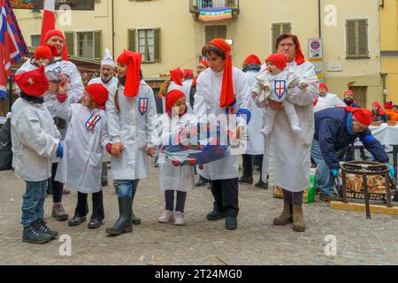 Ivrea, Italy - February 19, 2023: Participant are celebrating, part of the historical carnival of Ivrea, Piedmont, Northern Italy Banque D'Images