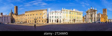 Mantoue, Italie - 28 février 2023 : vue panoramique de la Piazza Sordello, avec des monuments locaux et des entreprises, des habitants et des visiteurs, à Mantoue (Mantov Banque D'Images