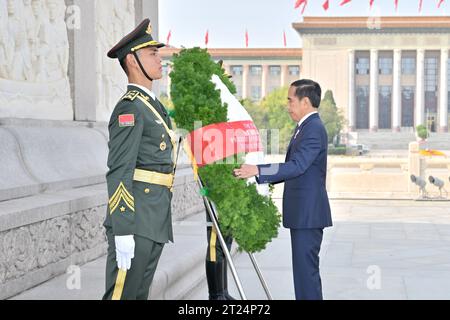Pékin, Chine. 17 octobre 2023. Le président indonésien Joko Widodo dépose une gerbe au Monument aux héros du peuple sur la place Tian'anmen à Pékin, capitale de la Chine, le 17 octobre 2023. Crédit : Yue Yuewei/Xinhua/Alamy Live News Banque D'Images