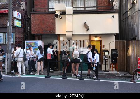 Faire la queue pour un restaurant à Tokyo. Les gens font la queue devant le restaurant Udon Shin pour manger des nouilles Udon, célèbres dans la scène culinaire de Tokyo Banque D'Images