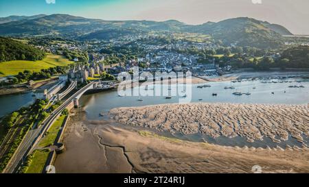 Une vue aérienne du château de Conwy et de la ville historique de Conwy dans le nord du pays de Galles, au Royaume-Uni Banque D'Images