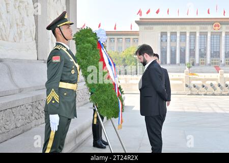 Pékin, Chine. 17 octobre 2023. Le président chilien Gabriel Boric dépose une gerbe au Monument aux héros du peuple sur la place Tian'anmen à Pékin, capitale de la Chine, le 17 octobre 2023. Crédit : Yue Yuewei/Xinhua/Alamy Live News Banque D'Images