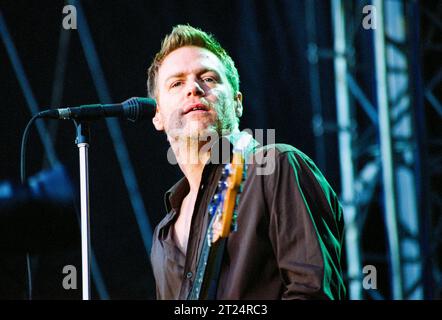 BRYAN ADAMS, CARDIFF, 2002 : Bryan Adams joue un concert en plein air au Cooper's Field à Cardiff, pays de Galles, Royaume-Uni, le 21 juillet 2002. Le rocker canadien tourne avec son album Spirit : Stallion of the Cimarron. Photo : Rob Watkins Banque D'Images