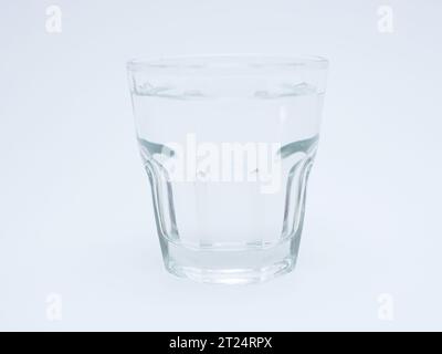 eau en verre isolé sur blanc. de l'eau propre pour une bonne santé Banque D'Images