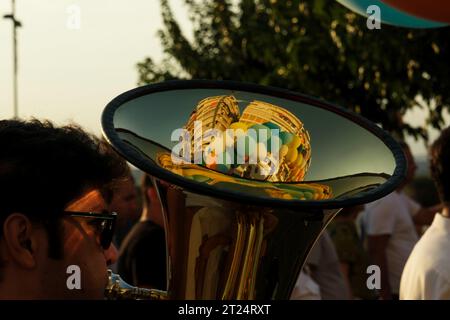 Le 1 septembre 2023, lors de la procession d'ouverture de la Foire internationale d'Izmir, un musicien a joué du tuba. Un gros plan de l'instrument révèle Banque D'Images