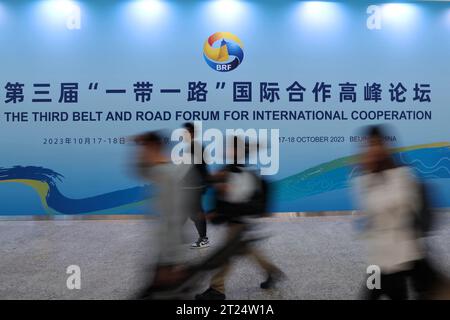 Pékin, Chine. 17 octobre 2023. Cette photo prise le 17 octobre 2023 montre le Centre des médias du troisième Forum Belt and Road pour la coopération internationale à Pékin, capitale de la Chine. Crédit : Chen Bin/Xinhua/Alamy Live News Banque D'Images