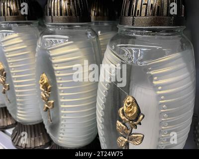 Bougies placées côte à côte sur une étagère de magasin Banque D'Images