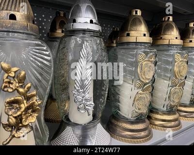 Bougies placées côte à côte sur une étagère de magasin Banque D'Images