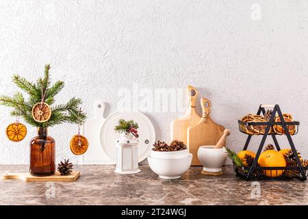 Décor de Noël élégant dans la cuisine du nouvel an. Fragment d'un comptoir avec des décorations modernes et des ustensiles de cuisine. Style écologique Banque D'Images