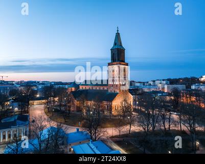 Monument national finlandais Cathédrale de Turku à l'aube à Turku, Finlande Banque D'Images