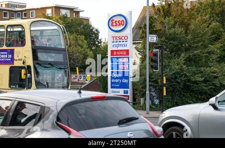 Brighton Royaume-Uni 17 octobre 2023 - le prix du carburant dans une station-service Esso à Brighton alors que le coût du diesel a augmenté le plus récemment en raison des coupes dans la production mondiale de pétrole et des troubles au Moyen-Orient, ajoutant à la crise du coût de la vie au Royaume-Uni : crédit Simon Dack / Alamy Live News Banque D'Images