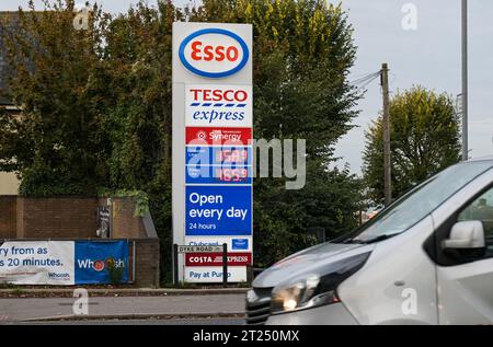 Brighton Royaume-Uni 17 octobre 2023 - le prix du carburant dans une station-service Esso à Brighton alors que le coût du diesel a augmenté le plus récemment en raison des coupes dans la production mondiale de pétrole et des troubles au Moyen-Orient, ajoutant à la crise du coût de la vie au Royaume-Uni : crédit Simon Dack / Alamy Live News Banque D'Images