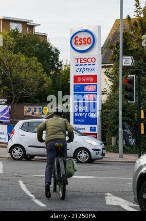 Brighton Royaume-Uni 17 octobre 2023 - le prix du carburant dans une station-service Esso à Brighton alors que le coût du diesel a augmenté le plus récemment en raison des coupes dans la production mondiale de pétrole et des troubles au Moyen-Orient, ajoutant à la crise du coût de la vie au Royaume-Uni : crédit Simon Dack / Alamy Live News Banque D'Images