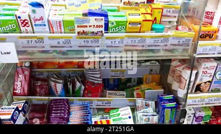 Jakarta, Indonésie - 14 octobre 2023 : divers médicaments et vitamines sont vendus sur des mini-marchés. Indomaret Taman Palem Lestari. Banque D'Images