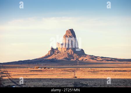 Vue du pic Agathla à la lumière du soleil couchant, au sud de Monument Valley, Arizona, États-Unis. Banque D'Images