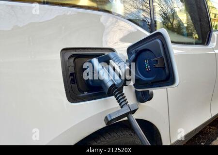 Recharge de voiture électrique dans une rue de Paris, France. Banque D'Images