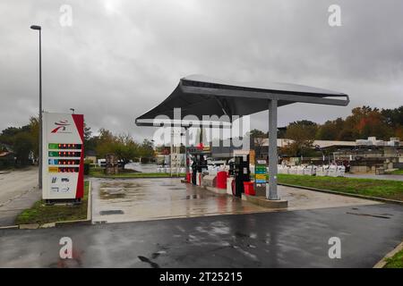 Lamorlaye, France - 15 octobre 2022 : fermeture de la station-service en raison de la pénurie de carburant liée à la grève des raffineries de pétrole. Banque D'Images