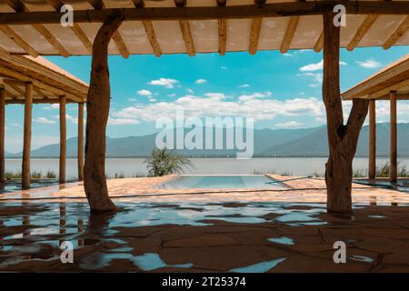 Vue panoramique d'une piscine à débordement sur le fond du lac Jipe dans le parc national de Tsavo West, Kenya Banque D'Images