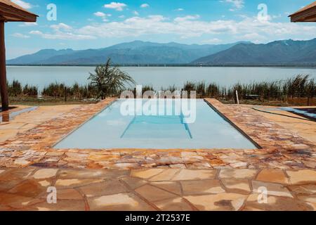 Vue panoramique d'une piscine à débordement sur le fond du lac Jipe dans le parc national de Tsavo West, Kenya Banque D'Images