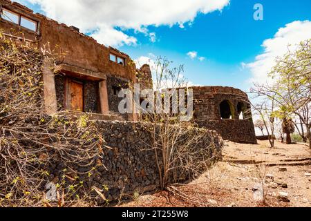 Un bâtiment abandonné dans la nature à VOI Kenya Banque D'Images