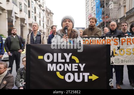 GRETA Thunberg se joint aux manifestants de Fossil Free London devant l’InterContinental dans le centre de Londres, pour manifester avant le Forum sur l’intelligence énergétique, un rassemblement entre Shell, Total, Equinor, Saudi Aramco et d’autres géants du pétrole. Date de la photo : mardi 17 octobre 2023. Banque D'Images