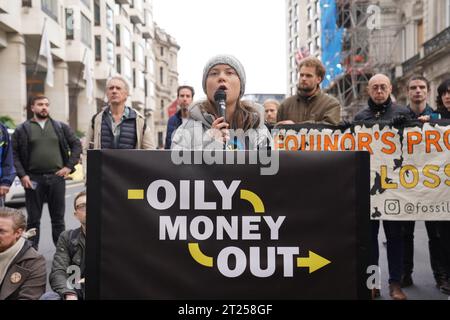 GRETA Thunberg se joint aux manifestants de Fossil Free London devant l’InterContinental dans le centre de Londres, pour manifester avant le Forum sur l’intelligence énergétique, un rassemblement entre Shell, Total, Equinor, Saudi Aramco et d’autres géants du pétrole. Date de la photo : mardi 17 octobre 2023. Banque D'Images