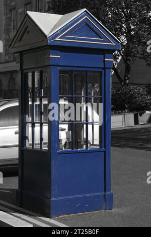 Boîte de sentinelle bleue isolée de couleur à Londres sur un fond noir et blanc. Banque D'Images